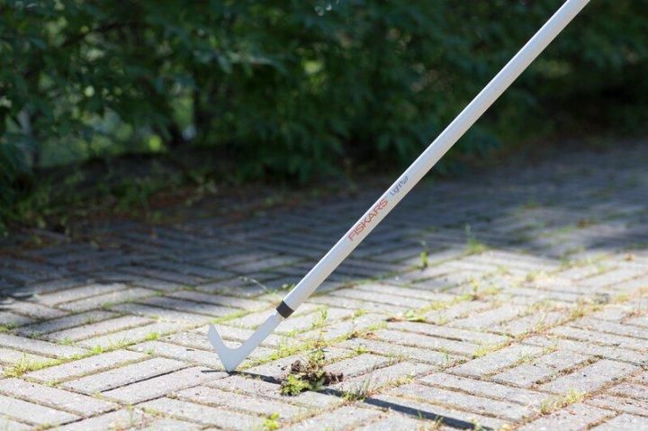 Тяпка для уборки травы между плиткой и брусчаткой Fiskars Light облегчённая (1019604) 1019604 фото