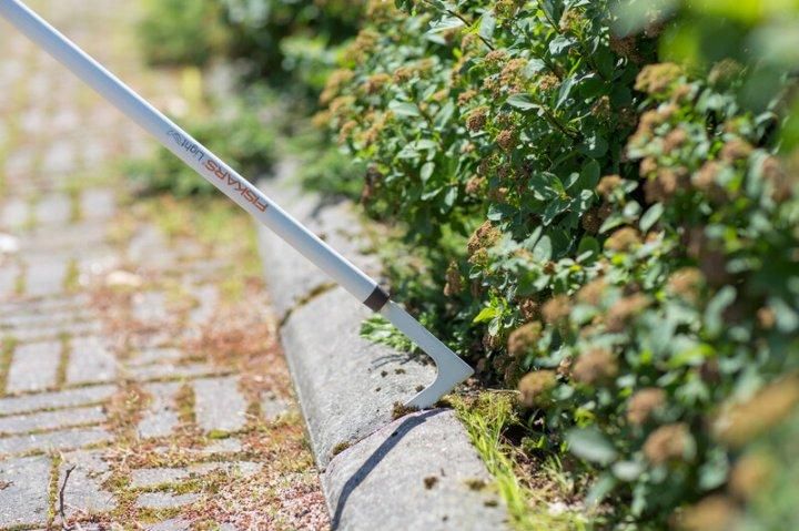 Тяпка для уборки травы между плиткой и брусчаткой Fiskars Light облегчённая (1019604) 1019604 фото