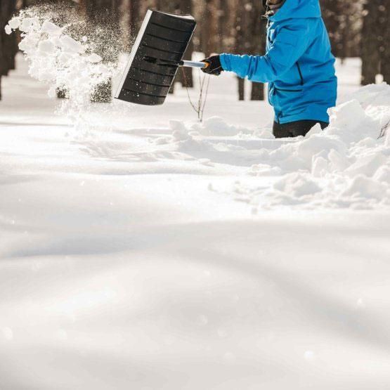 Скрепер для прибирання снігу Fiskars SnowXpert Snow Pusher (1062828) 1062828 фото