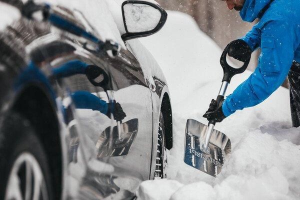 Совок для прибирання снігу автомобільний Fiskars 141020 (1000740) 1000740 фото