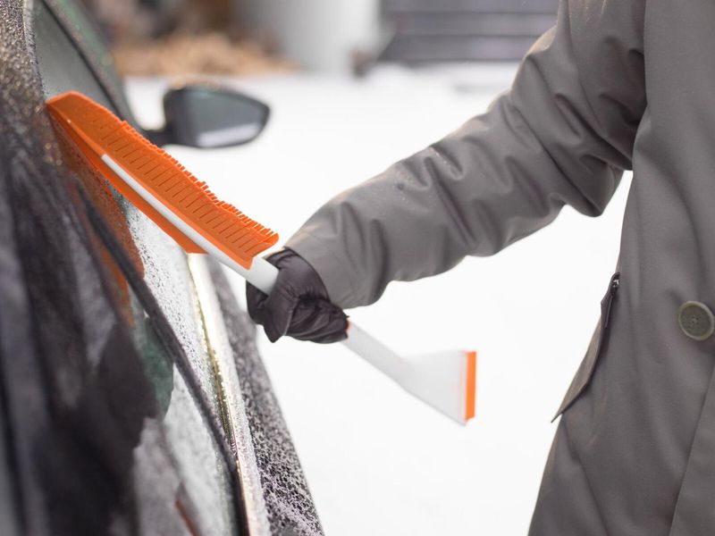 Автомобільний скребок для льоду зі щіткою Fiskars SnowXpert 143062 (1019352) 1019352 фото