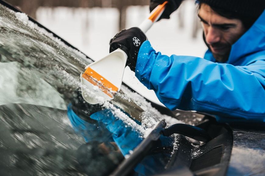 Автомобильный скребок для льда со щеткой Fiskars SnowXpert 143062 (1019352) 1019352 фото