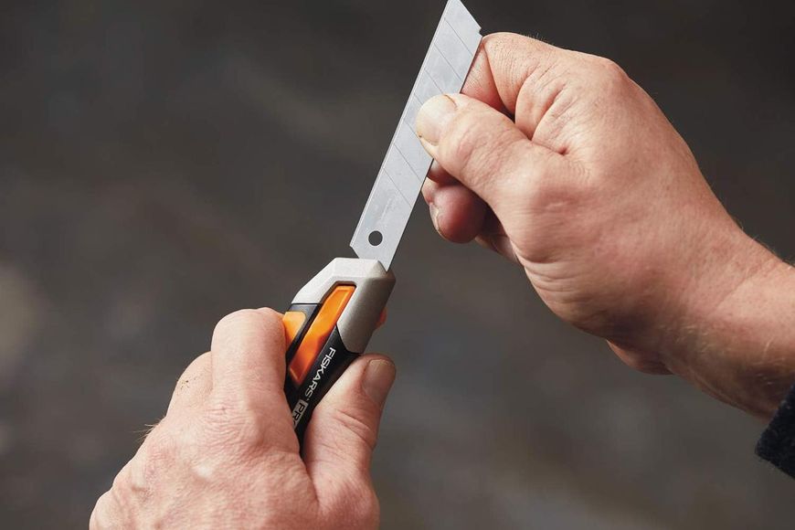 Ніж з висувним лезом Fiskars CarbonMax Snap-Off Knife 18 мм (1027227) 1027227 фото