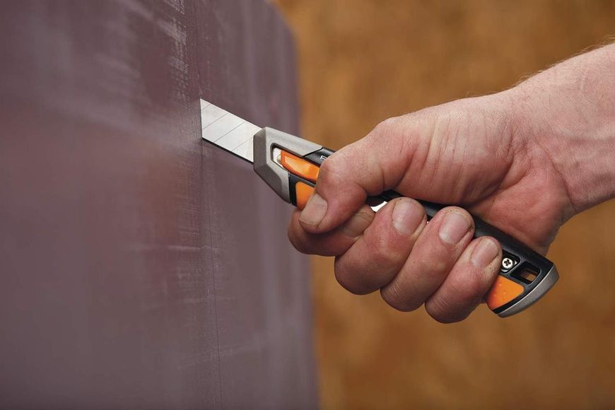 Нож с выдвижным лезвием Fiskars CarbonMax Snap-Off Knife 18 мм (1027227) 1027227 фото