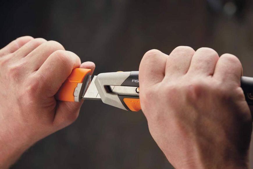 Ніж з висувним лезом Fiskars CarbonMax Snap-Off Knife 25 мм (1027228) 1027228 фото