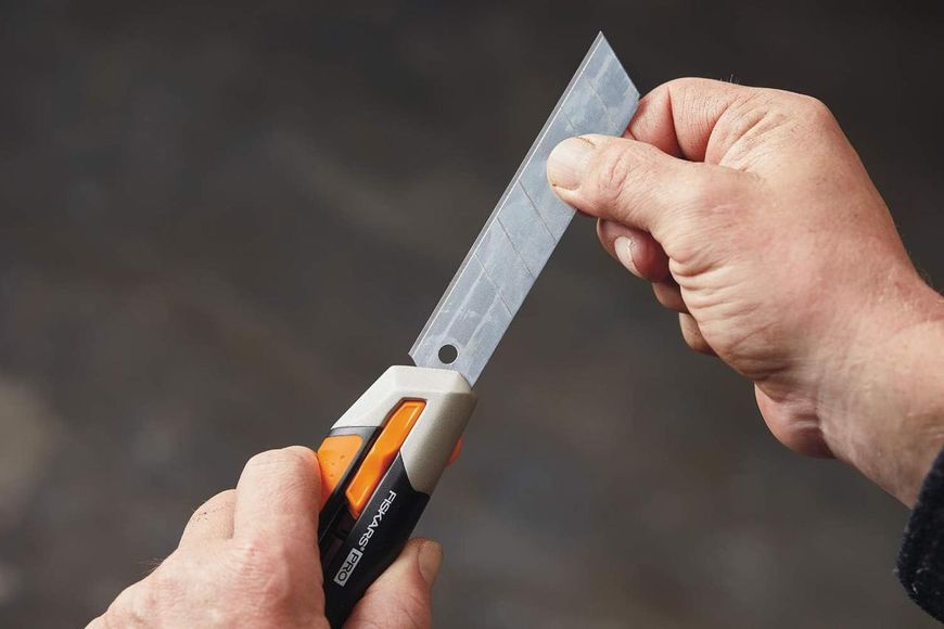 Ніж з висувним лезом Fiskars CarbonMax Snap-Off Knife 25 мм (1027228) 1027228 фото