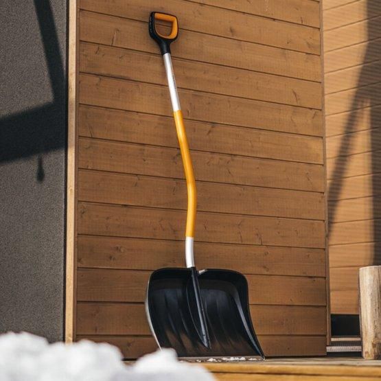 Лопата для прибирання снігу з вигнутим руків’ям Fiskars X-Series (1057186) 1057186 фото