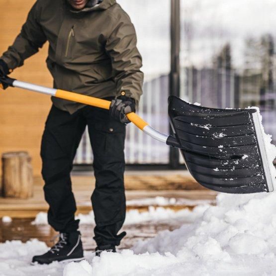 Лопата для уборки снега с изогнутым черенком Fiskars X-Series (1057186) 1057186 фото