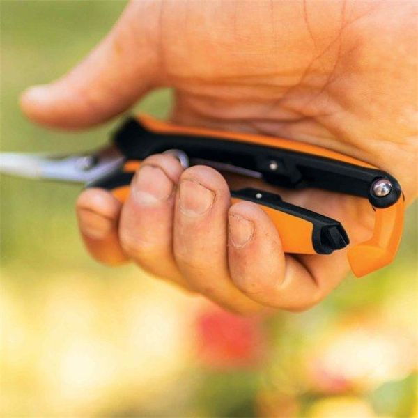 Ножиці для мікрообрізки Fiskars Solid Trim-Curved Micro-Tip SP160 (1063325) 1063325 фото