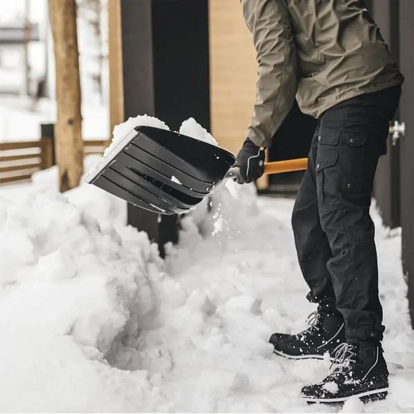 Лопата для прибирання снігу полегшена Fiskars X-Series (1057177) 1057177 фото